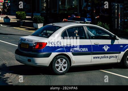 Cipro di Paphos 01 marzo 2020 Vista di un'auto di polizia parcheggiata nelle strade di Paphos nel pomeriggio Foto Stock