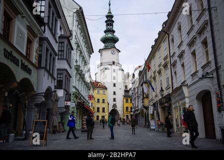 Bratislava, Slovacchia. 29th Feb, 2020. Turisti e locali sono visti mentre camminano attraverso la via Michalska. Credit: Omar Marques/Sopa Images/Zuma Wire/Alamy Live News Foto Stock
