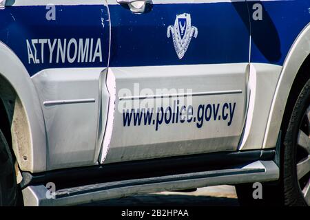Cipro di Paphos 01 marzo 2020 Vista di un'auto di polizia parcheggiata nelle strade di Paphos nel pomeriggio Foto Stock