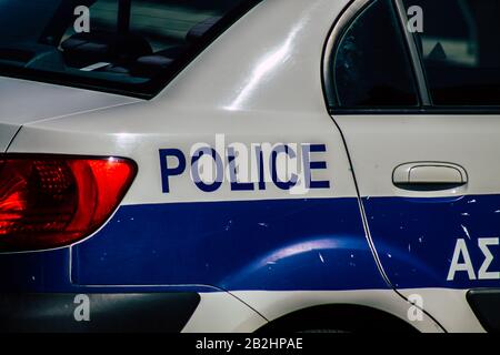 Cipro di Paphos 01 marzo 2020 Vista di un'auto di polizia parcheggiata nelle strade di Paphos nel pomeriggio Foto Stock