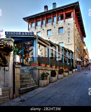 San Marino, San Marino - 19 ottobre 2019: Hotel Cesare e gradini che portano all'ingresso del ristorante Foto Stock