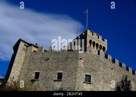 San Marino, San Marino - 19 ottobre 2019: Vista ravvicinata della Torre di Cesta dal basso. Foto Stock