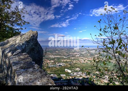 San Marino, San Marino - 19 ottobre 2019: Vista panoramica della campagna circostante. Foto Stock