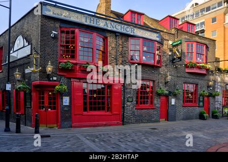 Londra, Regno Unito - 15 aprile 2019: La casa pubblica Anchor adiacente al Tamigi Foto Stock