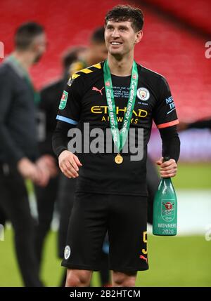 John Stones of Manchester City festeggia con i suoi vincitori medaglia e champagne - Aston Villa v Manchester City, Carabao Cup Final, Wembley Stadium, London, UK - 1st March 2020 solo uso editoriale - si applicano le restrizioni DataCo Foto Stock