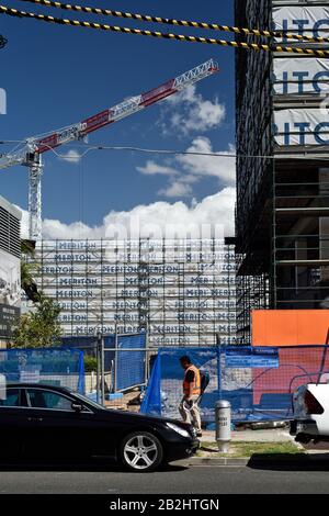 Gru, ponteggi, costruzione di alti blocchi di appartamenti nel sobborgo di Sydney di Rosebery, sviluppo immobiliare residenziale del gruppo Meriton. Foto Stock