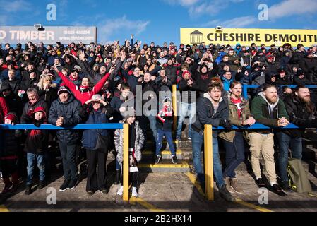 Salford City FC tifosi. Stadio Di Moss Road. Città Di Macclesfield. Foto Stock