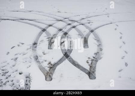 Pneumatici a forma di cuore nella neve Foto Stock