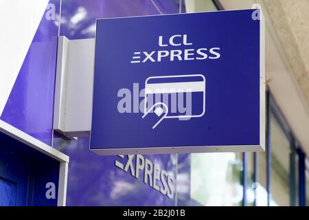 Arcachon , Aquitaine / France - 10 08 2019 : Ufficio di registrazione bancomat lcl Foto Stock