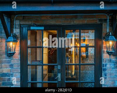 negozi, alcester, high, street, warwickshire, inghilterra, regno unito, Foto Stock