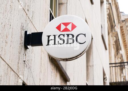 Bordeaux , Aquitaine / France - 10 10 2019 : cartello con il logo rotondo su una strada dell'agenzia bancaria HSBC Foto Stock