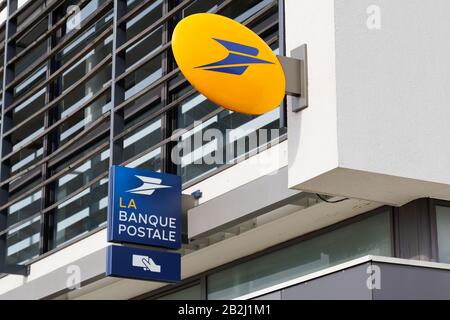 Bordeaux , Aquitaine / France - 10 28 2019 : la poste Banque postale negozio francese post logo banca sul negozio firma muro Foto Stock