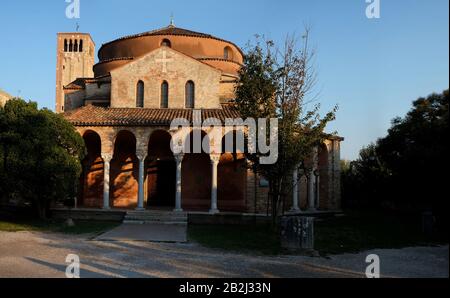 Chiesa di Santa Fosca, Chiesa di Santa Fosca e Campanile di Cattedrale di Santa Maria Assunta, Torcello, Venezia, Italia - immagine ad alta risoluzione Foto Stock