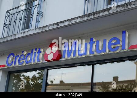 Bordeaux , Aquitaine / Francia - 02 15 2020 : credito mutuel negozio francese firma banca logo segnaletica sulla facciata del negozio di edifici in strada Foto Stock