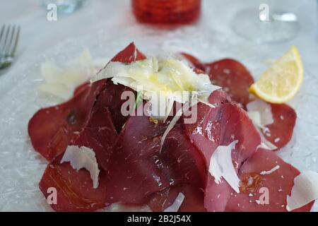 Un antipasto di prosciutto crudo alla Trattoria alla Maddalena, cibo e cena sulle isole di Mazzorbo e Burano, Venezia, Italia Foto Stock