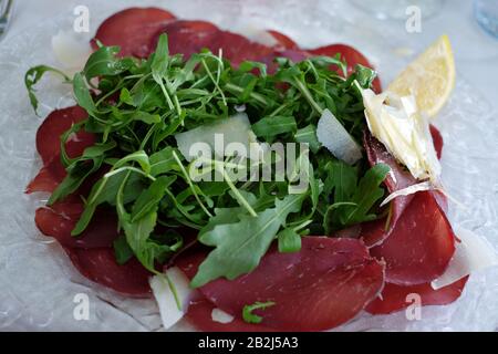 Prosciutto crudo con razzo wilde aggiunto alla Trattoria alla Maddalena, cibo e cena sulle isole di Mazzorbo, Venezia, Italia Foto Stock