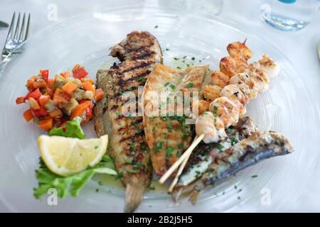 Pesce intero, sardine, gamberi, un piatto di frutti di mare alla Trattoria alla Maddalena, mangiare e mangiare sulle isole di Mazzorbo e Burano, Venezia, Italia Foto Stock