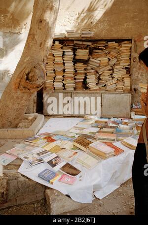 Fotografia di viaggio - negozio di biblioteca di strada islamica nella zona di al Azhar del Cairo islamico in Cairo in Egitto in Africa del Nord Medio Oriente Foto Stock