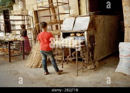 Fotografia di viaggio - il pane fare stalla strada nel quartiere islamico del Cairo della città del Cairo in Egitto in Nord Africa Medio Oriente Foto Stock