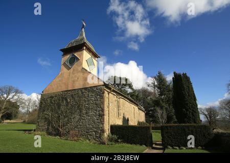 San Michele e la chiesa di tutti gli angeli nel terreno del castello di Croft, Yarpole, Herefordshire, Inghilterra, Regno Unito. Foto Stock