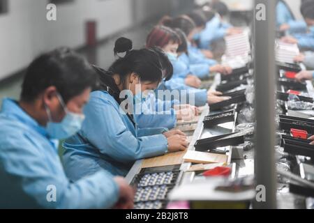 (200303) -- DEQING, 3 marzo 2020 (Xinhua) -- La Gente lavora al workshop della Zhejiang Eboy Technology Co., Ltd. Nella contea di Deqing, nella provincia di Zhejiang della Cina orientale, 3 marzo 2020. Deqing County ha lanciato politiche per aiutare le imprese a riprendere il lavoro durante la lotta contro la nuova epidemia di coronavirus. Tutte le 781 imprese al di sopra delle dimensioni designate in Deqing hanno ripreso la produzione e il funzionamento entro lunedì. (Xinhua/Huang Zongzhi) Foto Stock