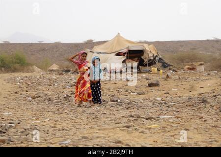 Hajjah, Yemen. 3rd Mar, 2020. I bambini giocano in un campo sfollato nel distretto di Haradh nella provincia di Hajjah, Yemen, 3 marzo 2020. Le Nazioni Unite dicono che circa l'80% della popolazione yemenita ha bisogno di un sostegno salvavita. La guerra in Yemen ha ucciso decine di migliaia di persone, per lo più civili, sfollati oltre 3 milioni, ha tagliato i salari del settore pubblico e ha spinto il paese sull'orlo della carestia.PER ANDARE CON 'Feature: Bambini prime vittime quando la carestia bussa alle porte dello Yemen' credito: Mohammed ALwafi/Xinhua/Alamy Live News Foto Stock