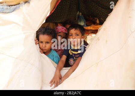 Hajjah, Yemen. 3rd Mar, 2020. I bambini sono visti in una tenda in un campo sfollato nel distretto di Haradh della provincia di Hajjah, Yemen, 3 marzo 2020. Le Nazioni Unite dicono che circa l'80% della popolazione yemenita ha bisogno di un sostegno salvavita. La guerra in Yemen ha ucciso decine di migliaia di persone, per lo più civili, sfollati oltre 3 milioni, ha tagliato i salari del settore pubblico e ha spinto il paese sull'orlo della carestia.PER ANDARE CON 'Feature: Bambini prime vittime quando la carestia bussa alle porte dello Yemen' credito: Mohammed ALwafi/Xinhua/Alamy Live News Foto Stock