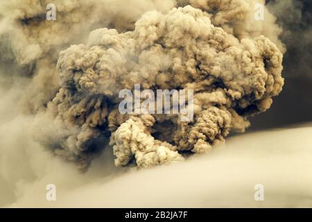 Esplosione di piroclastici oltre il vulcano Tungurahua Maggio 2011 Ecuador Foto Stock