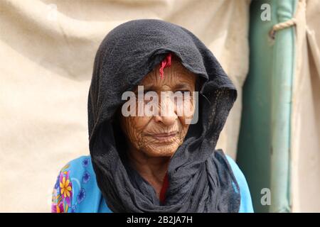 Hajjah, Yemen. 3rd Mar, 2020. Una donna viene vista in un campo sfollato nel distretto di Haradh nella provincia di Hajjah, Yemen, 3 marzo 2020. Le Nazioni Unite dicono che circa l'80% della popolazione yemenita ha bisogno di un sostegno salvavita. La guerra in Yemen ha ucciso decine di migliaia di persone, per lo più civili, sfollati oltre 3 milioni, ha tagliato i salari del settore pubblico e ha spinto il paese sull'orlo della carestia.PER ANDARE CON 'Feature: Bambini prime vittime quando la carestia bussa alle porte dello Yemen' credito: Mohammed ALwafi/Xinhua/Alamy Live News Foto Stock