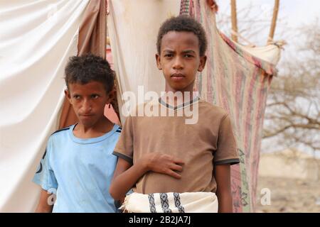 Hajjah, Yemen. 3rd Mar, 2020. I bambini sono visti in un campo spostato nel distretto di Haradh della provincia di Hajjah, Yemen, 3 marzo 2020. Le Nazioni Unite dicono che circa l'80% della popolazione yemenita ha bisogno di un sostegno salvavita. La guerra in Yemen ha ucciso decine di migliaia di persone, per lo più civili, sfollati oltre 3 milioni, ha tagliato i salari del settore pubblico e ha spinto il paese sull'orlo della carestia.PER ANDARE CON 'Feature: Bambini prime vittime quando la carestia bussa alle porte dello Yemen' credito: Mohammed ALwafi/Xinhua/Alamy Live News Foto Stock