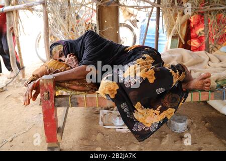 Hajjah, Yemen. 3rd Mar, 2020. Una donna malata si trova in un letto in un campo sfollato nel distretto di Haradh nella provincia di Hajjah, Yemen, 3 marzo 2020. Le Nazioni Unite dicono che circa l'80% della popolazione yemenita ha bisogno di un sostegno salvavita. La guerra in Yemen ha ucciso decine di migliaia di persone, per lo più civili, sfollati oltre 3 milioni, ha tagliato i salari del settore pubblico e ha spinto il paese sull'orlo della carestia.PER ANDARE CON 'Feature: Bambini prime vittime quando la carestia bussa alle porte dello Yemen' credito: Mohammed ALwafi/Xinhua/Alamy Live News Foto Stock