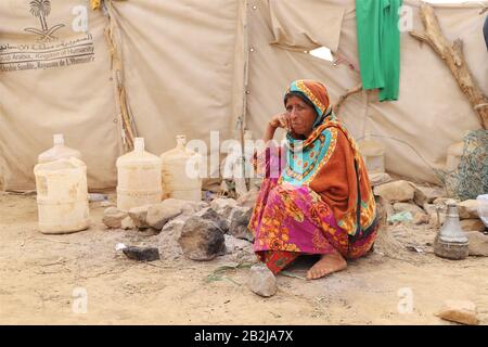 Hajjah, Yemen. 3rd Mar, 2020. Una donna siede vicino ad una tenda ad un campo spostato nel distretto di Haradh della provincia di Hajjah, Yemen, 3 marzo 2020. Le Nazioni Unite dicono che circa l'80% della popolazione yemenita ha bisogno di un sostegno salvavita. La guerra in Yemen ha ucciso decine di migliaia di persone, per lo più civili, sfollati oltre 3 milioni, ha tagliato i salari del settore pubblico e ha spinto il paese sull'orlo della carestia.PER ANDARE CON 'Feature: Bambini prime vittime quando la carestia bussa alle porte dello Yemen' credito: Mohammed ALwafi/Xinhua/Alamy Live News Foto Stock