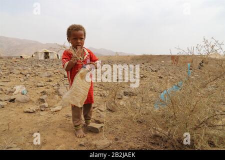 Hajjah, Yemen. 3rd Mar, 2020. Un bambino gioca in un campo sfollato nel distretto di Haradh della provincia di Hajjah, Yemen, 3 marzo 2020. Le Nazioni Unite dicono che circa l'80% della popolazione yemenita ha bisogno di un sostegno salvavita. La guerra in Yemen ha ucciso decine di migliaia di persone, per lo più civili, sfollati oltre 3 milioni, ha tagliato i salari del settore pubblico e ha spinto il paese sull'orlo della carestia.PER ANDARE CON 'Feature: Bambini prime vittime quando la carestia bussa alle porte dello Yemen' credito: Mohammed ALwafi/Xinhua/Alamy Live News Foto Stock