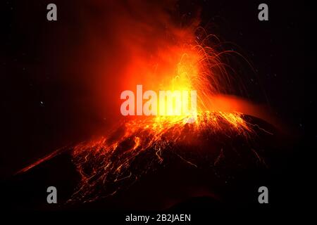 Tungurahua Volcanoe Esplosione 28 11 2010 Ecuador Sud America 2am Ora Locale Foto Stock