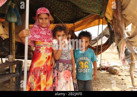 Hajjah, Yemen. 3rd Mar, 2020. I bambini sono visti in una tenda in un campo sfollato nel distretto di Haradh della provincia di Hajjah, Yemen, 3 marzo 2020. Le Nazioni Unite dicono che circa l'80% della popolazione yemenita ha bisogno di un sostegno salvavita. La guerra in Yemen ha ucciso decine di migliaia di persone, per lo più civili, sfollati oltre 3 milioni, ha tagliato i salari del settore pubblico e ha spinto il paese sull'orlo della carestia.PER ANDARE CON 'Feature: Bambini prime vittime quando la carestia bussa alle porte dello Yemen' credito: Mohammed ALwafi/Xinhua/Alamy Live News Foto Stock