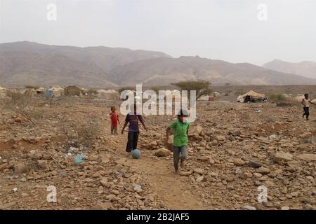 Hajjah, Yemen. 3rd Mar, 2020. I bambini giocano in un campo sfollato nel distretto di Haradh nella provincia di Hajjah, Yemen, 3 marzo 2020. Le Nazioni Unite dicono che circa l'80% della popolazione yemenita ha bisogno di un sostegno salvavita. La guerra in Yemen ha ucciso decine di migliaia di persone, per lo più civili, sfollati oltre 3 milioni, ha tagliato i salari del settore pubblico e ha spinto il paese sull'orlo della carestia.PER ANDARE CON 'Feature: Bambini prime vittime quando la carestia bussa alle porte dello Yemen' credito: Mohammed ALwafi/Xinhua/Alamy Live News Foto Stock