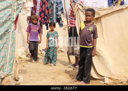 Hajjah, Yemen. 3rd Mar, 2020. I bambini sono visti in un campo spostato nel distretto di Haradh della provincia di Hajjah, Yemen, 3 marzo 2020. Le Nazioni Unite dicono che circa l'80% della popolazione yemenita ha bisogno di un sostegno salvavita. La guerra in Yemen ha ucciso decine di migliaia di persone, per lo più civili, sfollati oltre 3 milioni, ha tagliato i salari del settore pubblico e ha spinto il paese sull'orlo della carestia.PER ANDARE CON 'Feature: Bambini prime vittime quando la carestia bussa alle porte dello Yemen' credito: Mohammed ALwafi/Xinhua/Alamy Live News Foto Stock