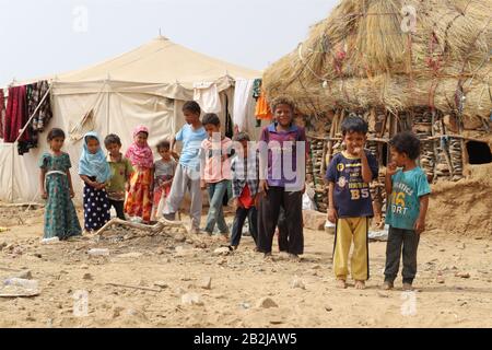 Hajjah, Yemen. 3rd Mar, 2020. I bambini sono visti in un campo spostato nel distretto di Haradh della provincia di Hajjah, Yemen, 3 marzo 2020. Le Nazioni Unite dicono che circa l'80% della popolazione yemenita ha bisogno di un sostegno salvavita. La guerra in Yemen ha ucciso decine di migliaia di persone, per lo più civili, sfollati oltre 3 milioni, ha tagliato i salari del settore pubblico e ha spinto il paese sull'orlo della carestia.PER ANDARE CON 'Feature: Bambini prime vittime quando la carestia bussa alle porte dello Yemen' credito: Mohammed ALwafi/Xinhua/Alamy Live News Foto Stock