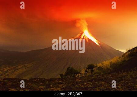 Una lunga esposizione del vulcano Tungurahua esplose nella notte del 29 11 2011 Ecuador girato con Canon Eos Mark Iv convertito da materie di grandi quantità di rumore Foto Stock