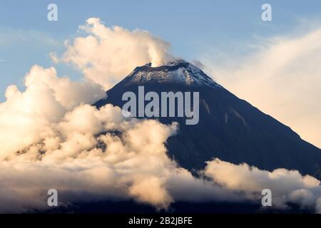 Vulcano Tungurahua fumatori inizio 2012 Foto Stock