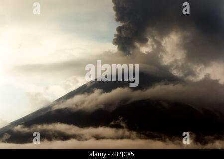 Vulcano Tungurahua eruzione possono 2011 grandi quantità di cenere inscurimento del cielo composizione orizzontale Foto Stock