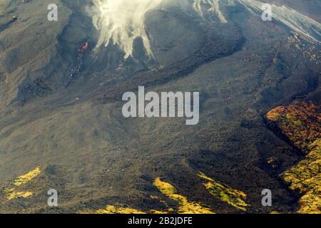 Grande quantità di lava vulcanica che coprono una vasta area vicino vulcano Tungurahua in Ecuador Foto Stock