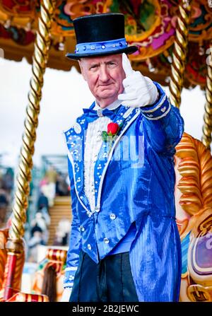 Fairground Showman che dà un ' pollici su.' Foto Stock