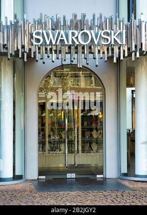 Francoforte, Germania: 03/01/2020: Negozio Swarovski a Francoforte sul meno. È un produttore austriaco di vetro di lusso tagliato piombo (cristallo), fondato a 1895. Foto Stock