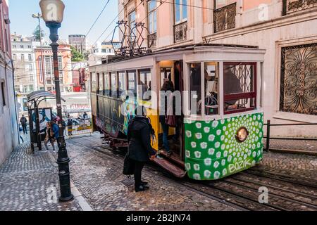 La Funicolare di Glória, conosciuta anche come Elevador da Glória, è una linea ferroviaria funicolare nella parrocchia civile di Santo António, nel comune Foto Stock