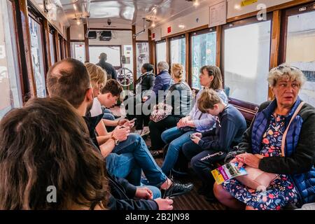 La Funicolare di Glória, conosciuta anche come Elevador da Glória, è una linea ferroviaria funicolare nella parrocchia civile di Santo António, nel comune Foto Stock