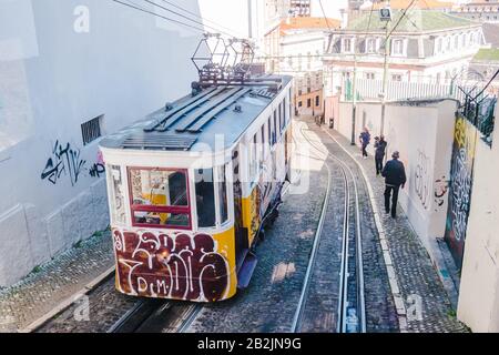 La Funicolare di Glória, conosciuta anche come Elevador da Glória, è una linea ferroviaria funicolare nella parrocchia civile di Santo António, nel comune Foto Stock