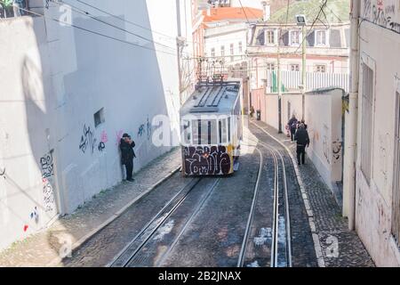 La Funicolare di Glória, conosciuta anche come Elevador da Glória, è una linea ferroviaria funicolare nella parrocchia civile di Santo António, nel comune Foto Stock