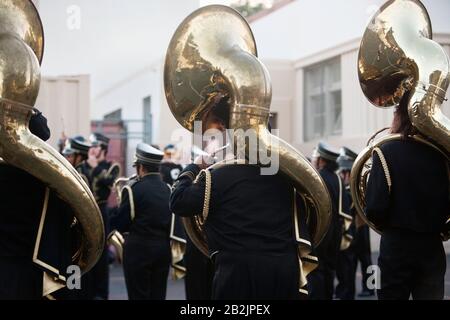 Back view gruppo musicale che suona sousaphone Foto Stock