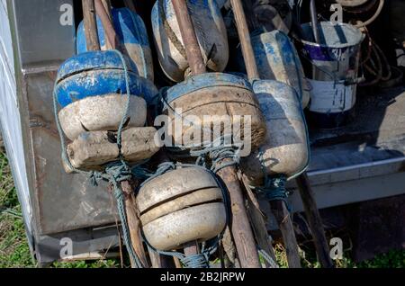 Galleggianti per reti da pesca. Vecchie boe per la pesca commerciale. Pesca industriale o gamberetti. Primo piano. Riprese all'aperto. Messa a fuoco selettiva. Senza p Foto Stock